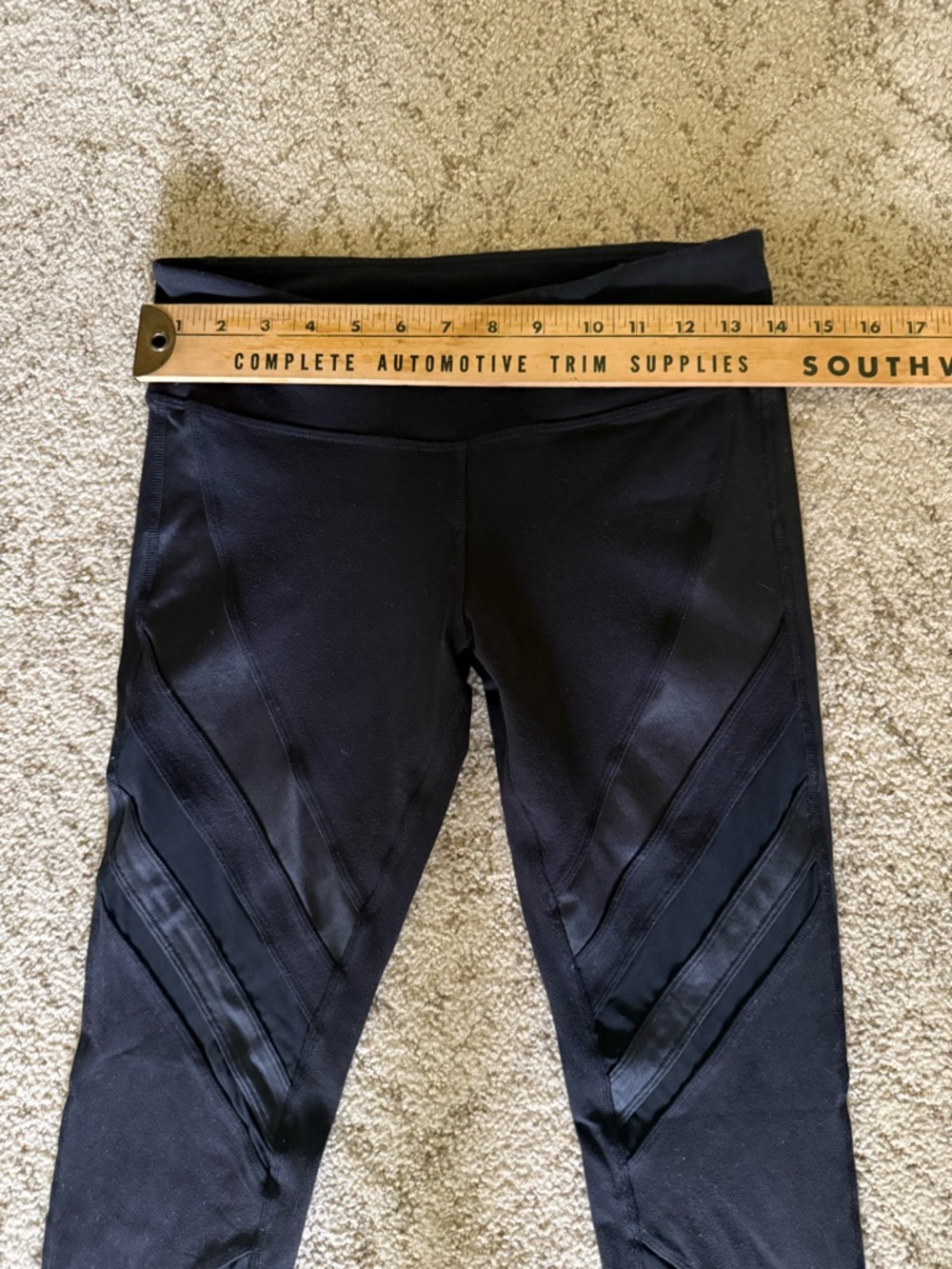 ALO Black Athletic leggings with beautiful detailing - Picture 7 of 9